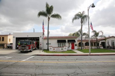 Plasentia, California - ABD - 3-8-2023: Eski Şehir Plasentia İtfaiye İstasyonu ve İtfaiye Aracı. İtfaiyeciler yangını söndürmek ve kedileri ağaçlara yakalanmaktan kurtarmak için çok çalışırlar. Bugün bir itfaiyeciye teşekkür et..