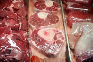 Et pazarı. Et Pazarı 'ndaki Taze Çiğ Et Kesikleri Satılık Soğutulmuş Pencere. Biftek, domuz eti, tavuk ve daha fazlası satılık. Taze et. Biftek. Kıymalı biftek. Domuz filetosu. Kasaplar Özel Kesim.
