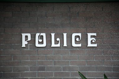 POLİS. Duvarda polis işareti var. Polis departmanı. Polis, insanları Suç ve Terörden korumak için önemli bir iş yaptı.