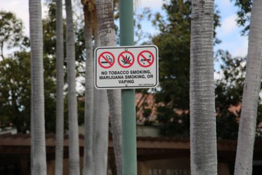 Plasentia, California - ABD - 3-8-2023: Sigara İçilmez İşareti. Tütün içmek yok. Marihuana içmek yok. Vaping yok. Tütün İçmek, Vaping veya Uyuşturucu Yasaktır tabelası.