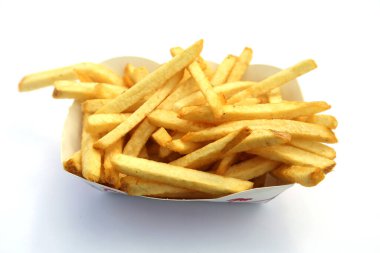 Lake Forest, California - ABD 25 Şubat 2023. In-N-Out Burgerleri. Patates kızartması. Patates kızartması In N Out kızartma konteynırında. Beyazda izole edilmiş. Mesaj için yer var. Kırpma Yolu. İnsanlar onları seviyor.