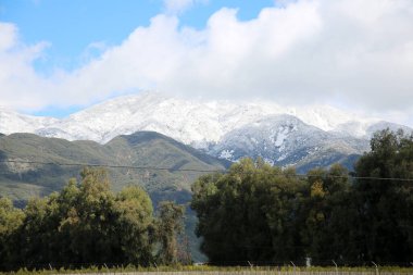 Eğerback Dağı karla kaplı. Rancho Santa Margarita, Kaliforniya. 26 Şubat 2023 Orange County California 'daki Saddle Back Dağı' nda nadir kar manzarası. Eyer sırtında soğuk bir kış fırtınası var..