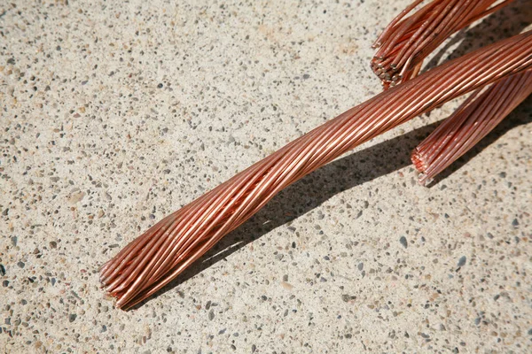 リサイクルのための古い銅線をスクラップ 非鉄金属 電気配線だ ベリリウム銅線 明るいわね 明るくシャイな人 電気配線だ リサイクル — ストック写真