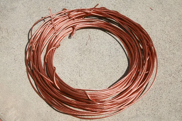 リサイクルのための古い銅線をスクラップ 非鉄金属 電気配線だ ベリリウム銅線 明るいわね 明るくシャイな人 電気配線だ リサイクル — ストック写真