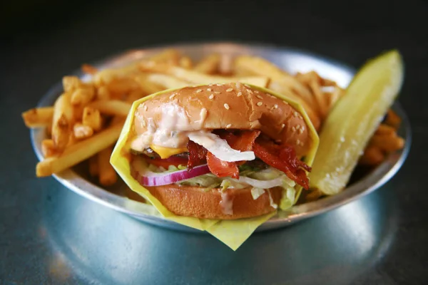 Queso Bacon Burger Con Papas Fritas Hamburguesa Con Papas Fritas — Foto de Stock