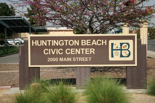 ハンティントンビーチ カリフォルニア州 アメリカ 2023年4月23日 ハンティントンビーチカリフォルニア市民センターの看板 市内中心部ハンティントンビーチにサイン サーフシティにあるシティビル — ストック写真