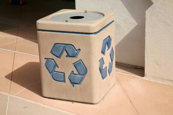 ごみ箱 ゴミ缶 ゴミ缶 リサイクル容器 生態学の概念 アイコンを再利用 地球を救え ゴミは出すな 今日はリサイクルだ 廃棄物管理 — ストック写真