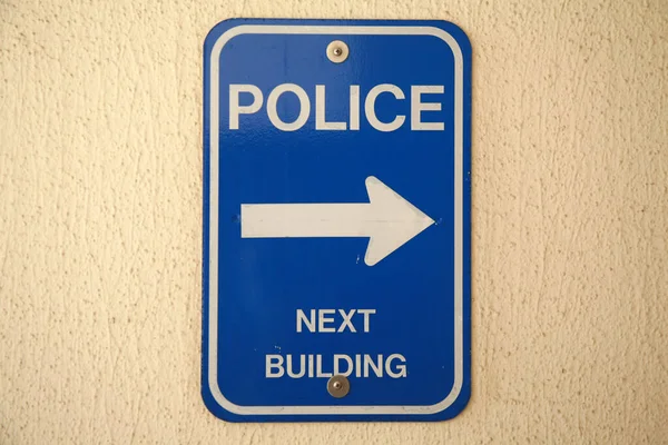 Αστυνομία Δίπλα Στο Κτίριο Μπλε Αστυνομία Δίπλα Μεταλλικό Σήμα Έναν — Φωτογραφία Αρχείου