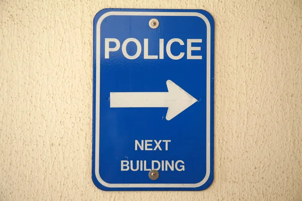 Наступний Будівельний Знак Поліції Блакитний Поліс Поруч Металевий Знак Стіні — стокове фото