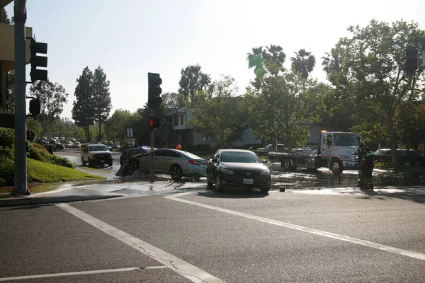 美国加州森林湖 2023年4月26日 重大车祸 汽车在消防栓上辗过 造成水淹和水害 车祸摧毁了一个消防栓 — 图库照片