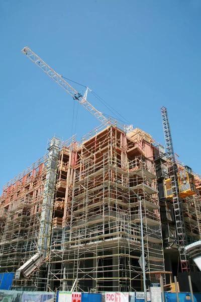 Long Beach - Kaliforniya - ABD - 19 Nisan 2023 İnşaat Alanı. Long Beach California 'da büyük bir bina, evler ya da apartmanlar inşa ediliyor. İnşaat devam ediyor. Yazı.