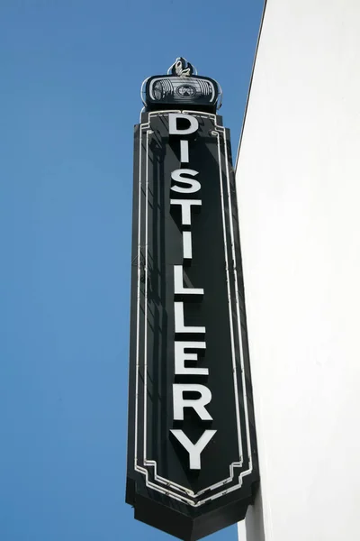 Gorzelnia Neon Sign Czyta Distillery Ścianie Budynku Jest Podpis Firmy — Zdjęcie stockowe