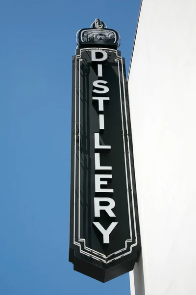 Gorzelnia Neon Sign Czyta Distillery Ścianie Budynku Jest Podpis Firmy — Zdjęcie stockowe