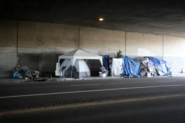 美国加利福尼亚州长滩 2023年4月16日 在交通要道的墙壁上建造一个无家可归的避难所 无家可归已成为社会和人民面临的一个全国性问题 — 图库照片