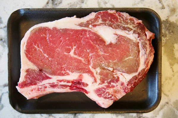 牛肉里布牛排 美国农业部选择牛肉片牛排骨英寸生肉 被白色隔离了文字空间 裁剪路径 牛排是午餐还是晚餐 顶级牛排 — 图库照片