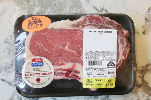 Lake Forest California Usa 2023 Albertsons Meat Department Beef Rib — стокове фото