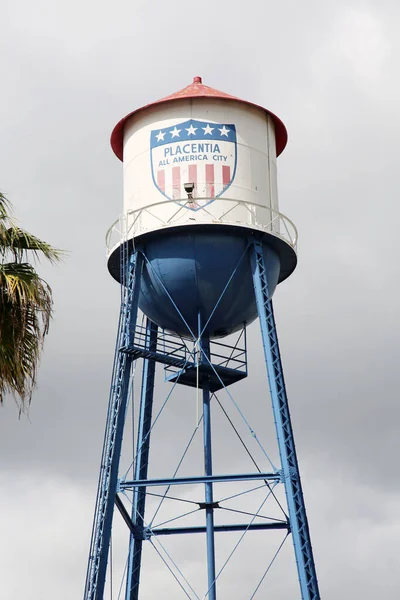 水の塔 カリフォルニア州プラセンティア高さ110フィートの水の塔 アメリカの全都市で認知症 もはや水を保持していない旧水道塔は プラセンティアの歴史的建造物としてのみ使用されています — ストック写真