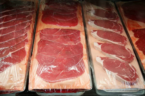 Köttmarknaden Färska Styckningsdelar Råkött Köttmarknad Kylfönster Till Salu Styckningsdelar Nötkött — Stockfoto