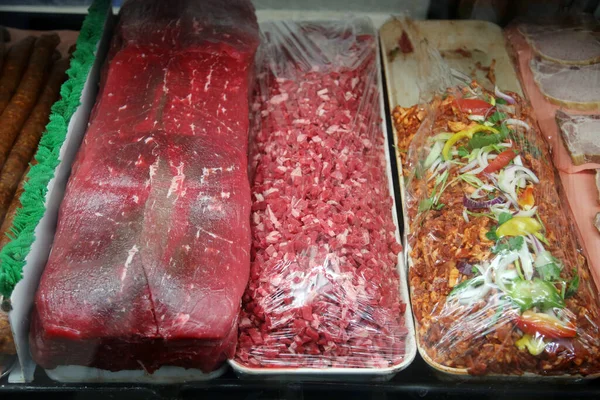 肉类市场 肉类街市冷藏窗出售新鲜生肉片 还有更多的供销售 新鲜肉 地面牛肉 猪腰肉 屠夫特别切肉 — 图库照片