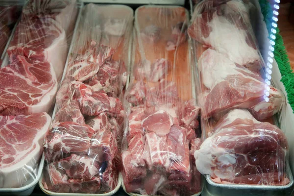 食肉市場 肉市場での新鮮な生肉のカット販売のための冷蔵窓 鶏肉などのカットを販売しています 新鮮な肉だ ステーキだ ポーク ロイン 肉屋の特別カット — ストック写真