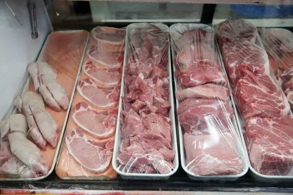 Targ Mięsny Świeże Kawałki Surowego Mięsa Oknie Chłodniczym Rynku Mięsnego — Zdjęcie stockowe