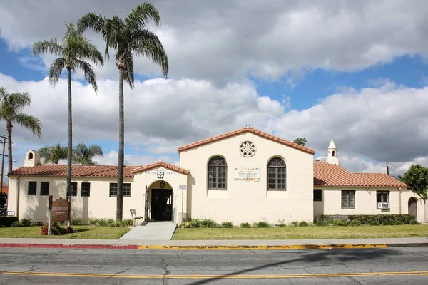 Plasentia, California - ABD - 3-8-2023: Old Town Placentia Halk Kütüphanesi Binası. İnsanlar kütüphaneden kitap ödünç alıp bilgi alabilirler..