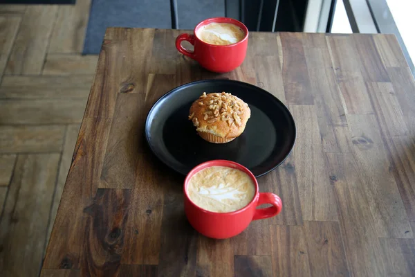 Muzlu Cevizli Kek Ile Latte Kahve Dükkanında Siyah Tabakta Kek — Stok fotoğraf