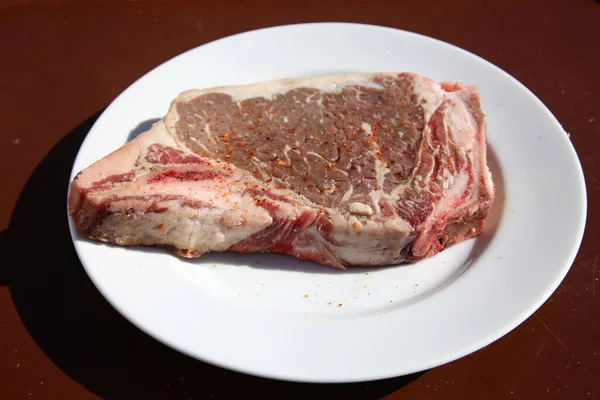 Biftek Biftek Kazığı Taze Çiğ Biftek Çiğ Beyaz Tabakta Biftek — Stok fotoğraf