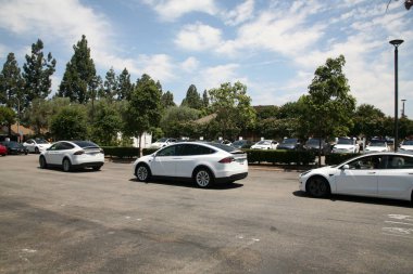 31 Mart 2021 Fullerton California - ABD: Elektrikli bir araba park etmiş ve bataryasını bir otoparkta şarj ettiriyor. Elektrikli arabalar eskisinden daha yaygın hale geliyor. Sadece Düzenleyici Kullan