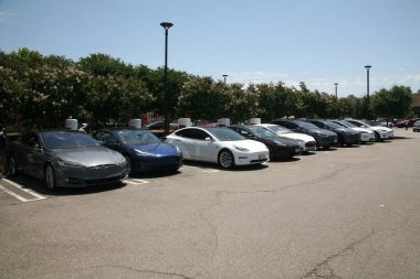 31 Mart 2021 Fullerton California - ABD: Elektrikli bir araba park etmiş ve bataryasını bir otoparkta şarj ettiriyor. Elektrikli arabalar eskisinden daha yaygın hale geliyor. Sadece Düzenleyici Kullan