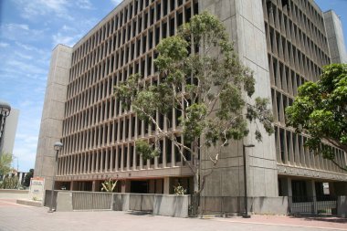 Santa Ana, California - ABD - 21 Haziran 2023: Kaliforniya Eyaleti. Santa Ana 'da boş bir Kaliforniya Eyaleti binası. Kaliforniya 'da birçok resmi ofis binası vardır. Bazı binalar boş..
