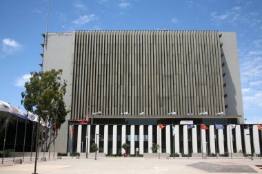 Santa Ana, California - ABD - 21 Haziran 2023: Kaliforniya Eyaleti. Santa Ana 'da boş bir Kaliforniya Eyaleti binası. Kaliforniya 'da birçok resmi ofis binası vardır. Bazı binalar boş..