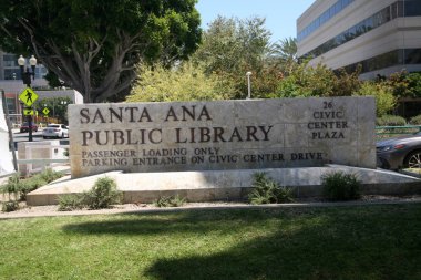 Santa Ana, California - ABD - 13-2022 Mart: Santa Ana, Kaliforniya Halk Kütüphanesi. Kütüphanelerde kitaplar ve yayınlar vardır..