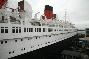 Long Beach, California - ABD - 14-2023: Queen Mary. RMS Queen Mary, 1936-1967 yılları arasında Kuzey Atlantik Okyanusu 'nda denize açılan eski bir İngiliz okyanus gemisidir. Okyanus Gemisi.