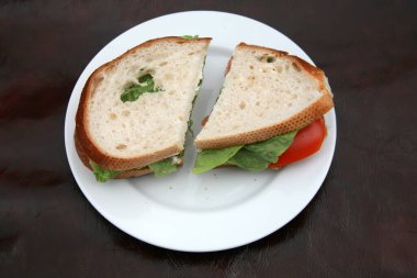 Hindili sandviç. Marul ve domatesli sandviç ve ekşi hamur ekmeği. Öğle yemeği için sandviç. Hindili sandviçler dünya çapında aç insanlar tarafından beğenilir. Ev yapımı hindili sandviç. Öğle yemeği zamanı..