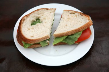 Hindili sandviç. Marul ve domatesli sandviç ve ekşi hamur ekmeği. Öğle yemeği için sandviç. Hindili sandviçler dünya çapında aç insanlar tarafından beğenilir. Ev yapımı hindili sandviç. Öğle yemeği zamanı..