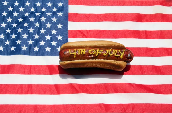 Hot Dog Napisem Żółta Musztarda Odizolowane Biało — Zdjęcie stockowe
