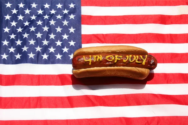Hotdog Com Texto Escrito Mostarda Amarela Isolado Branco — Fotografia de Stock
