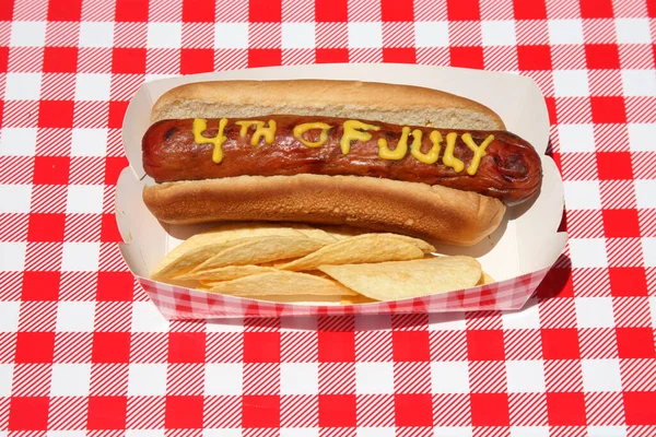 Hotdog Con Testo Scritto Senape Gialla Isolato Bianco — Foto Stock