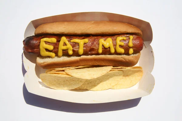 Hotdog Med Texten Skriven Gul Senap Isolerad Vitt — Stockfoto