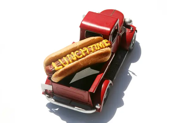 Hotdog Camión Moño Con Texto Escrito Mostaza Amarilla Aislado Sobre —  Fotos de Stock