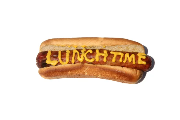 用黄色芥末写的文字 午餐的热狗 被白色隔离了烤热狗 好食物 — 图库照片