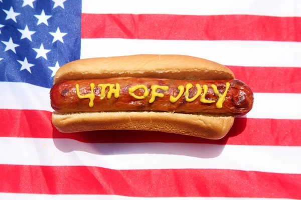 Hotdog Textem Napsaným Žluté Hořčici Hotdogy Oběd Izolovaný Bílém Grilovaný — Stock fotografie