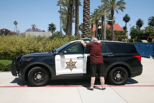 美国加利福尼亚州圣安娜市 6月21日 2023年 被警察拘留 一名男子被警察拘留 并被告知站在警车旁边 在影响下开车 两人被捕 步行罚单 — 图库照片