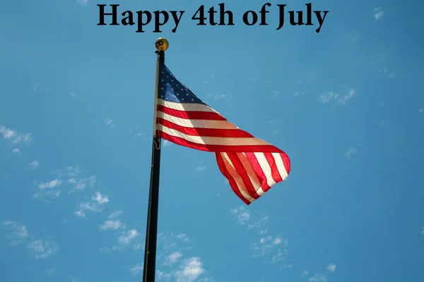 アメリカ国旗 記念日の風になびくアメリカ国旗 7月の4日の休日のための米国国旗 青い空を背景に風になびくアメリカ国旗 アメリカだ 星とストライプ — ストック写真