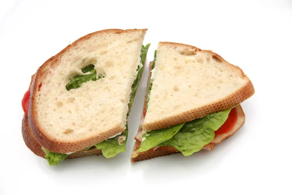 トルコのサンドイッチ レタスとトマトのサンドイッチとトルコはスーダフパンに ランチのサンドイッチ トルコサンドイッチは空腹の人々によって世界中で楽しまれています 自家製トルコサンドイッチ ランチタイム — ストック写真