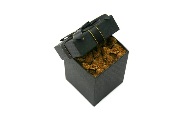 一个装满大麻沙司的礼品盒黑礼品盒加大麻味 案文的空间 — 图库照片