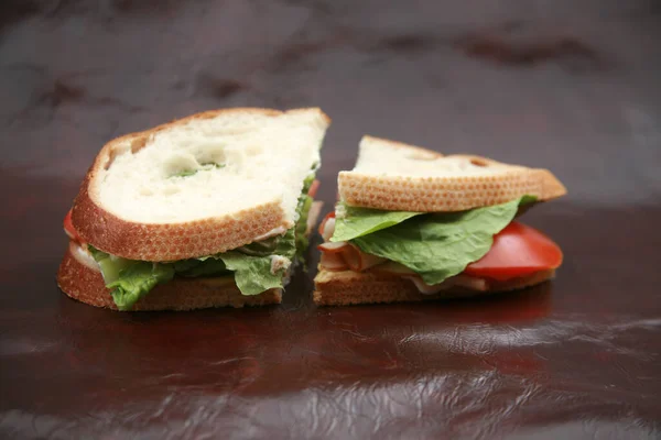 샌드위치 치즈와 토마토 샌드위치를 곁들인 빵입니다 샌드위치는 점심을 것입니다 굶주린 — 스톡 사진