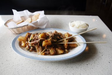 Moğol Barbeküsü. Moğol barbeküsü 1950 'lerde Tayvan' da geliştirilen bir kızartma tabağıdır. Adı ne olursa olsun, yemek Moğol yemeği değil. Ananas ve beyaz soğanlı domuz eti ve beyaz pirinç..