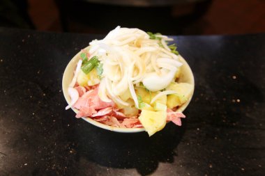 Moğol Barbeküsü. Moğol barbeküsü 1950 'lerde Tayvan' da geliştirilen bir kızartma tabağıdır. Adı ne olursa olsun, yemek Moğol yemeği değil. Et ve sebzeler ızgarada kızartılıyor..